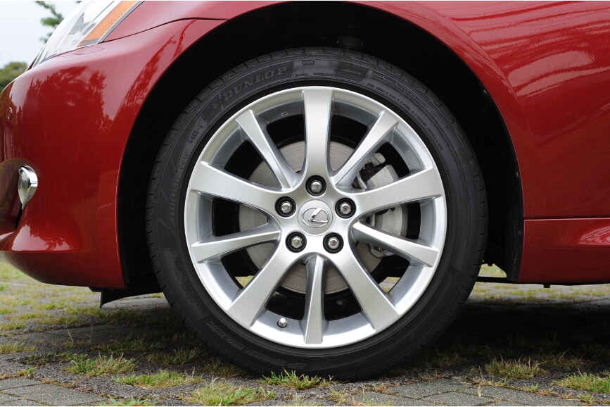 タイヤはフロントが225/45R17、リアが245/45R17。ホイールは前後とも8J。ランフラットタイヤと18インチがオプションで選べる