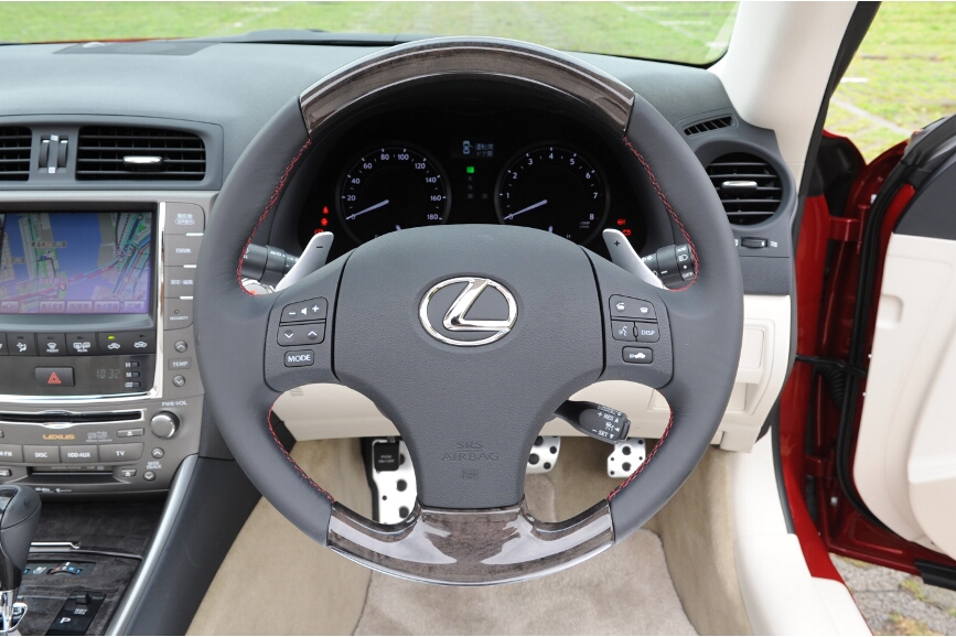 ドライバーズシートは、ホワイトの内装でも上半分はブラック基調となるため、ガラスに内装が映りこむこともない。ペダルはオプションのアルミ製スポーツべダルが装備