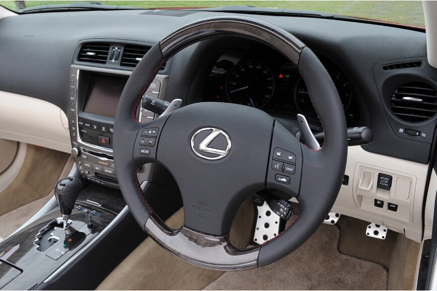 ドライバーズシートは、ホワイトの内装でも上半分はブラック基調となるため、ガラスに内装が映りこむこともない。ペダルはオプションのアルミ製スポーツべダルが装備