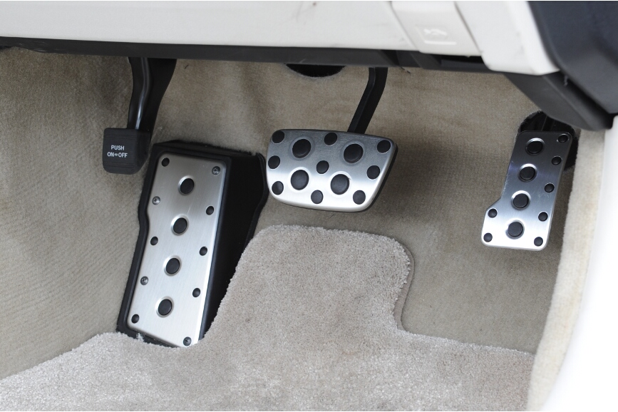 ドライバーズシートは、ホワイトの内装でも上半分はブラック基調となるため、ガラスに内装が映りこむこともない。ペダルはオプションのアルミ製スポーツべダルが装備