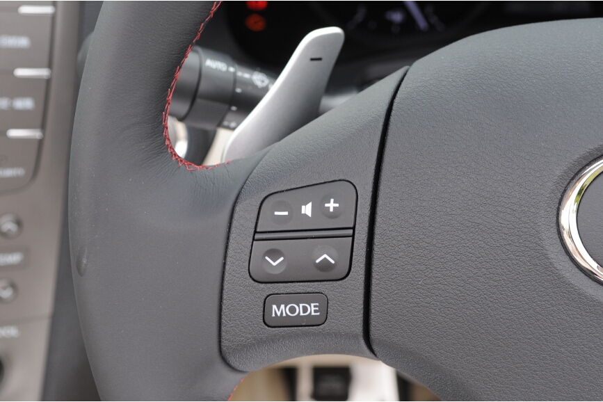 ステアリングには左側がオーディオ関連、右側がハンズフリーなどのボタンがある。シフトチェンジのパドルも装備