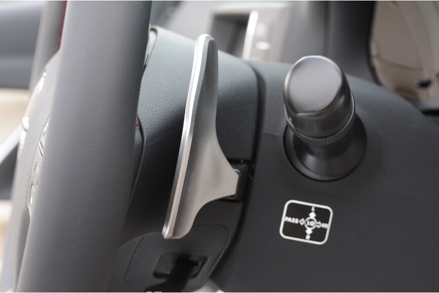 ステアリングには左側がオーディオ関連、右側がハンズフリーなどのボタンがある。シフトチェンジのパドルも装備