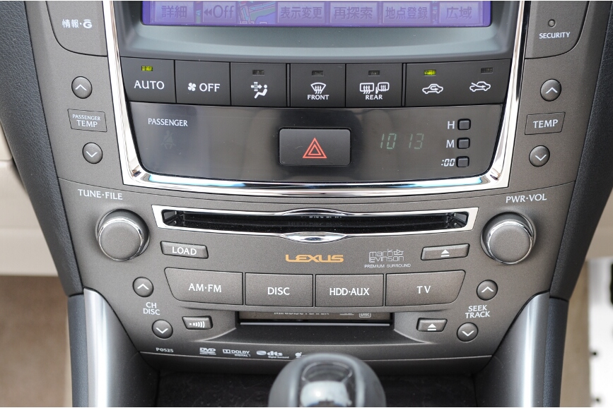 センターコンソールは上からカーナビなどの液晶ディスプレイ、エアコンなどの操作、オーディオ操作となる。オーディオはMDにも対応する。なお、ナビゲーション部の表示は英語表示もオプションで選択可能
