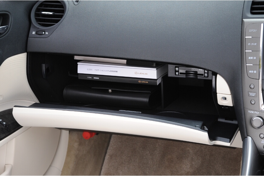 グローブボックス内はETC車載機があり、説明書類、車検証などがきれいに収まるような仕切りがある