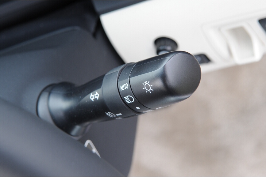 右側はウインカーとヘッドライト下にクルーズコントロールがある