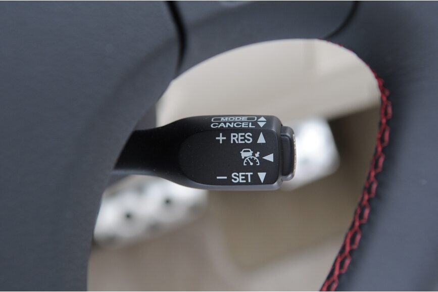 右側はウインカーとヘッドライト下にクルーズコントロールがある