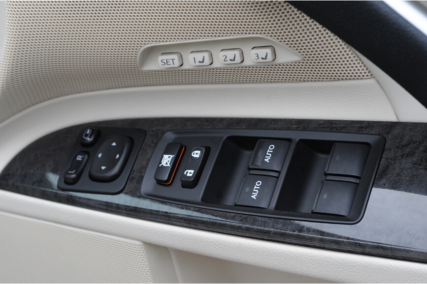 ドアにはパワーウインドの開閉スイッチ、左右ミラーの角度調整、パワーシートのメモリーボタンがある