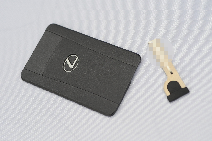 キーはドライバーが持っているだけよいカード状のスマートキー。非常用の内溝キーも収納される