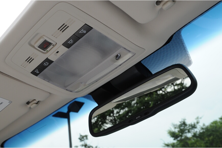 天井にはルームライト類のほか緊急通報サービス“ヘルプネット”のボタンがある