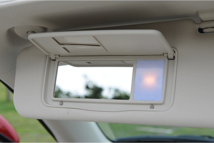 左右のバイザーはライト付きのミラーが装備される