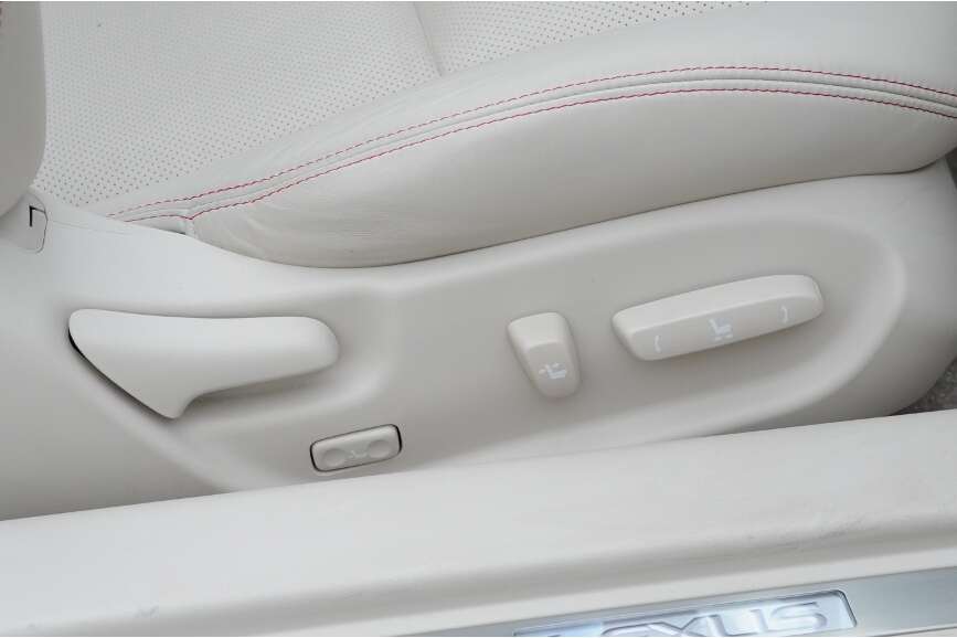 シートの調整はパワーシート