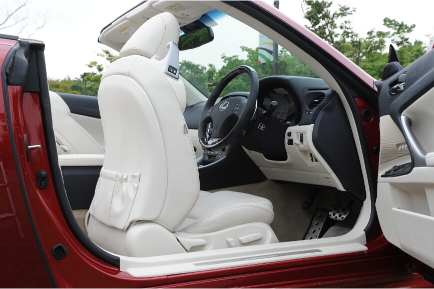 後席の乗り降り時はシート上のスイッチを押すと、電動でシートが前に倒れる