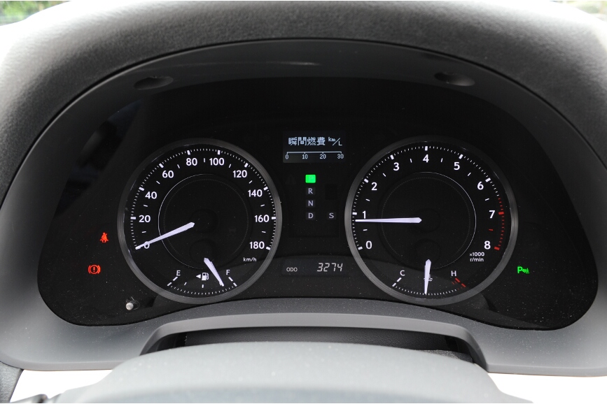 メーターパネル内の表示は、ステアリング右側の「DISP」スイッチを押すことで変化する。瞬間燃費などの各種燃費計、ギアポジション、平均車速、温度計など