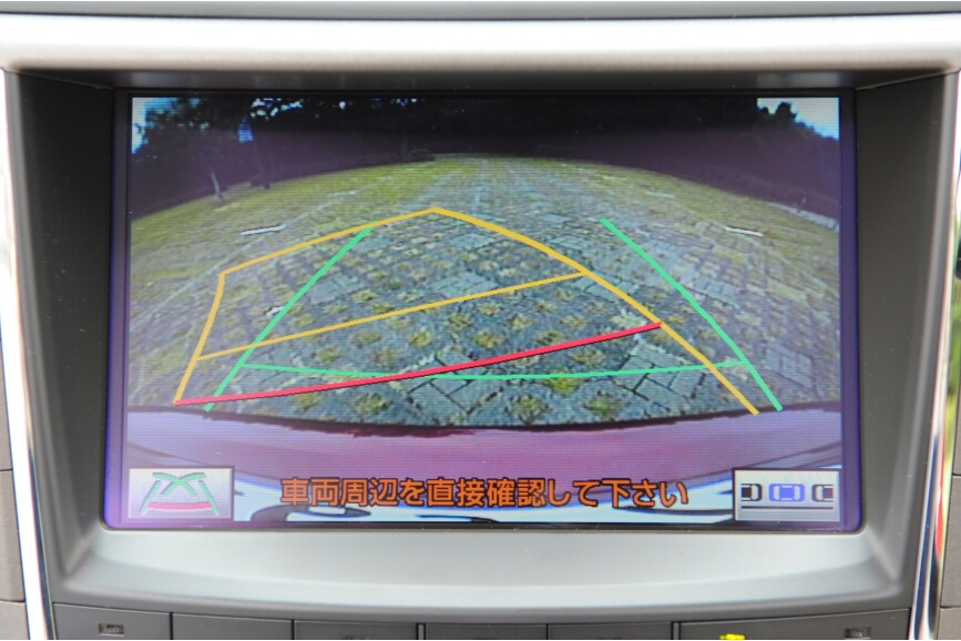 バックモニターとしても利用し、ステアリングの切り角による進路が表示される