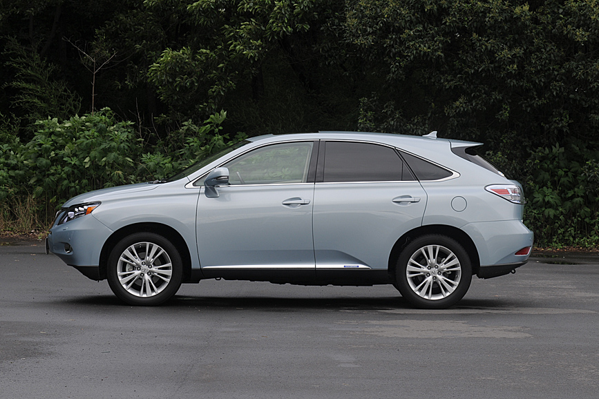 外観は細部こそ異なるものの一目でハリアー後継モデルと分かるデザイン。フロントマスクはヘッドライトのデザインなどにより精悍な印象となった。ボディーサイズは4770×1885×1690mm（全長×全幅×全高）と若干だがハリアーより全長と全幅が大きくなっている。今回の取材車はハイブリッドモデルの「RX450h“version L”」（オプション装着車）で、そのほかハイブリッドシステムを搭載しない「RX350」がある