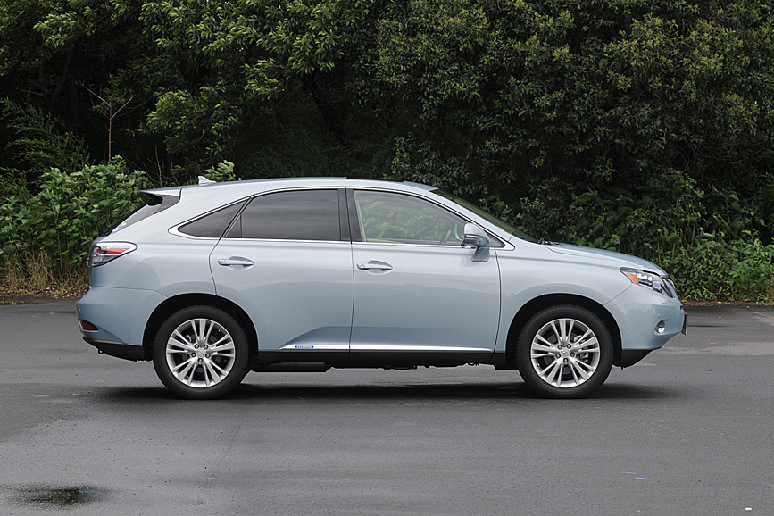 外観は細部こそ異なるものの一目でハリアー後継モデルと分かるデザイン。フロントマスクはヘッドライトのデザインなどにより精悍な印象となった。ボディーサイズは4770×1885×1690mm（全長×全幅×全高）と若干だがハリアーより全長と全幅が大きくなっている。今回の取材車はハイブリッドモデルの「RX450h“version L”」（オプション装着車）で、そのほかハイブリッドシステムを搭載しない「RX350」がある