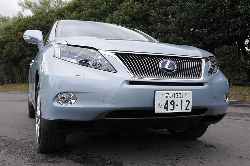 フロントグリルは縦基調のデザイン。グリル枠上部が左右に広がるのはレクサス共通のアローデザイン