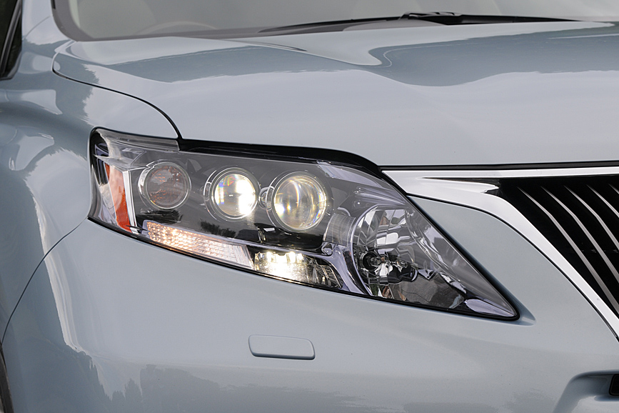 フロントマスクを特徴づけるLEDコンビネーションライト。点灯している2灯がロービームで、内側の大型のライトがハイビーム。外側にあるのはウインカー。ライトはコーナリング時にタイヤの切れ角や車速に応じて照射軸を3秒後にクルマが到達するポイントに自動的に向けるインテリジェントAFSを搭載する