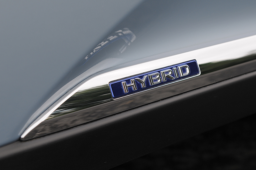 サイドステップに備えられたロゴが、ハイブリッドであることを主張している
