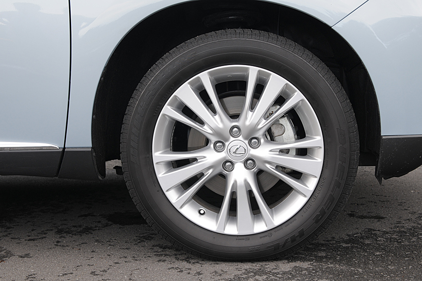 取材車にはオプションのRX450h専用19インチ7 1/2Jアルミホイールと、235/55 R19タイヤ「ブリヂストン DUELER H/L」が装着されていた。標準モデルは235/60 R18タイヤと18インチ7 1/2Jアルミホイールが装着される