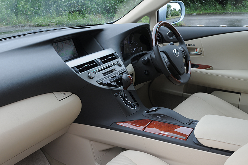 インストルメントパネルは、「ディスプレイゾーン」と「オペレーションゾーン」が別れた「デュアルゾーンコクピット」を採用。中央に幅の広いセンターコンソールを設ける