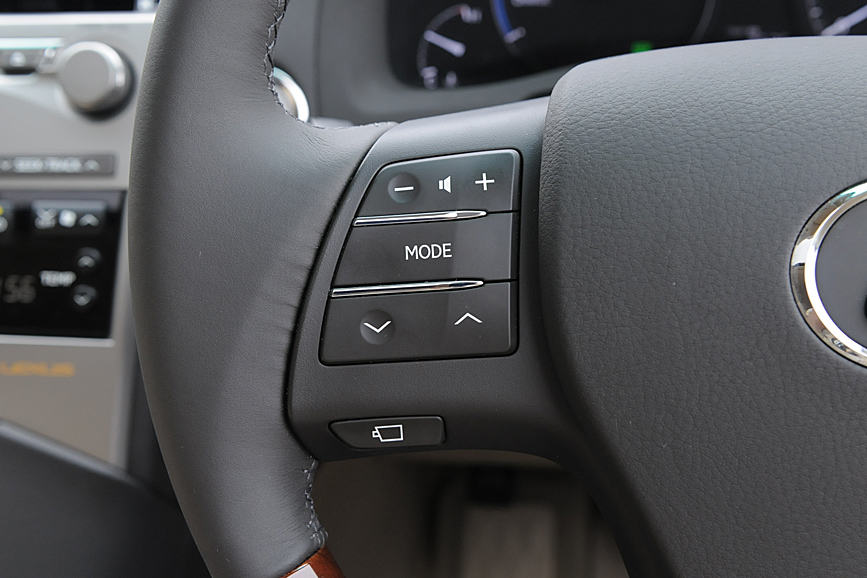 ステアリングの左スポーク部にはオーディオ操作部を備える。下に見えるスイッチは「サイドモニター」表示切替スイッチ
