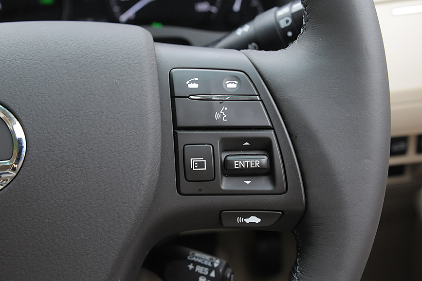 ステアリングの右スポーク部には通話スイッチと、ハイブリッドモードやマルチインフォメーションディスプレイのモードを切り替えできる「マルチインフォメーションスイッチ」を備える