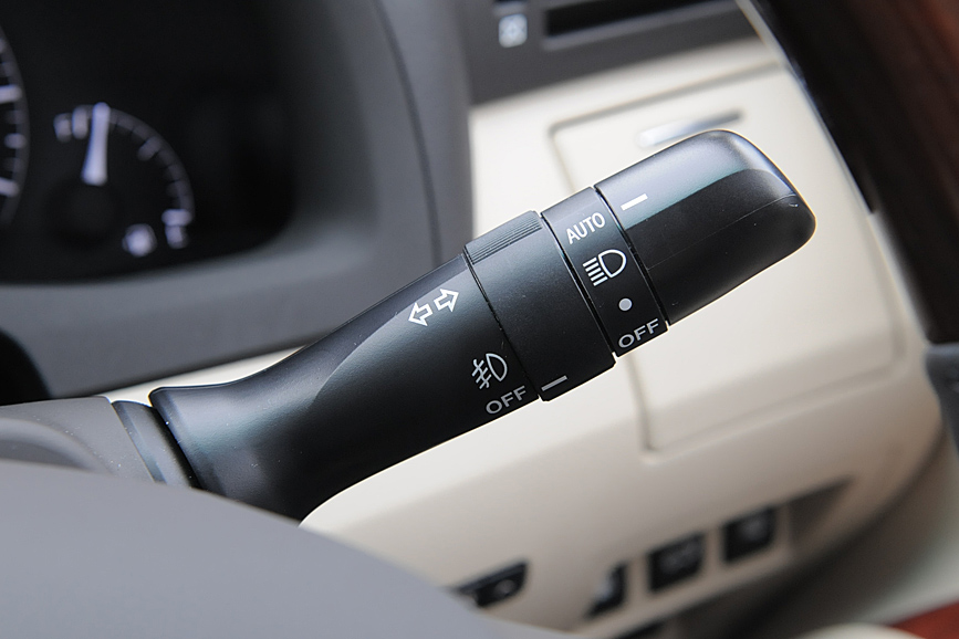 ステアリングコラム左右にはワイパーレバーとウインカーレバーに加え、右下にはレーダークルーズ操作用レバーが用意される