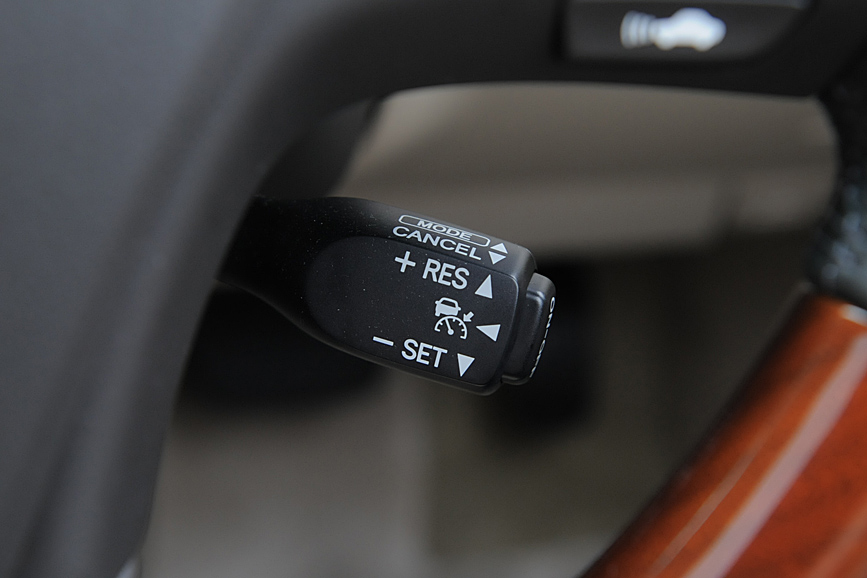 ステアリングコラム左右にはワイパーレバーとウインカーレバーに加え、右下にはレーダークルーズ操作用レバーが用意される