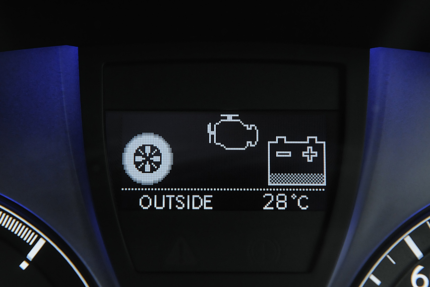 マルチインフォメーションディスプレイには、ハイブリッドシステムの動作モードや、航続距離、平均車速や平均燃費、給油後平均燃費、瞬間燃費などが表示できる