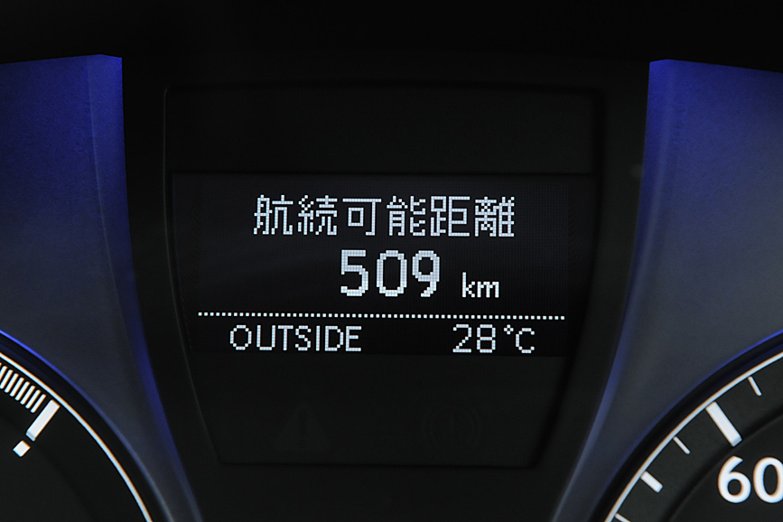 マルチインフォメーションディスプレイには、ハイブリッドシステムの動作モードや、航続距離、平均車速や平均燃費、給油後平均燃費、瞬間燃費などが表示できる