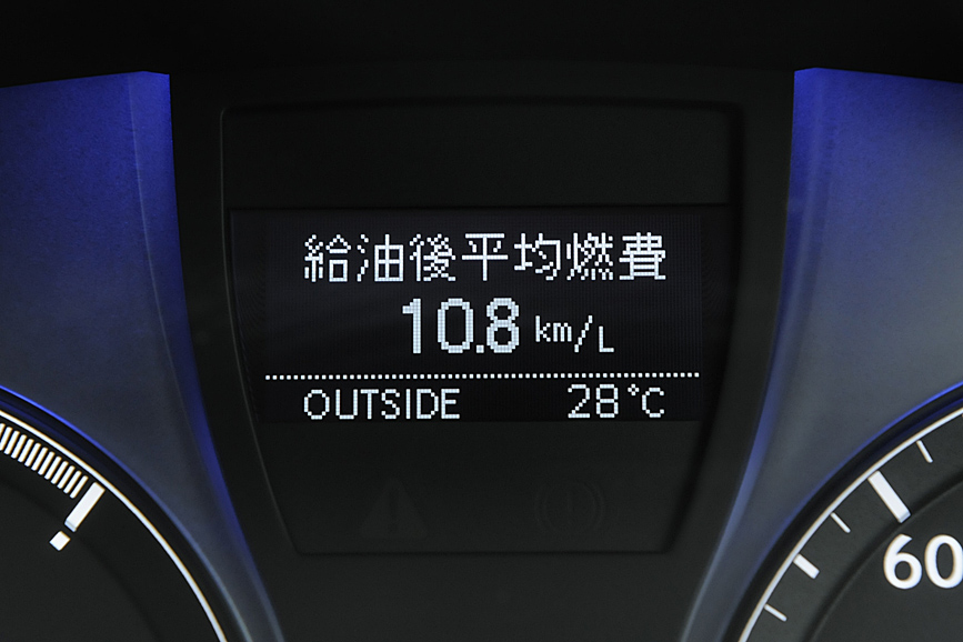 マルチインフォメーションディスプレイには、ハイブリッドシステムの動作モードや、航続距離、平均車速や平均燃費、給油後平均燃費、瞬間燃費などが表示できる