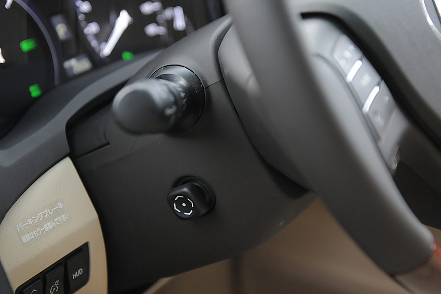 ステアリングのチルト・テレスコピック調整は電動