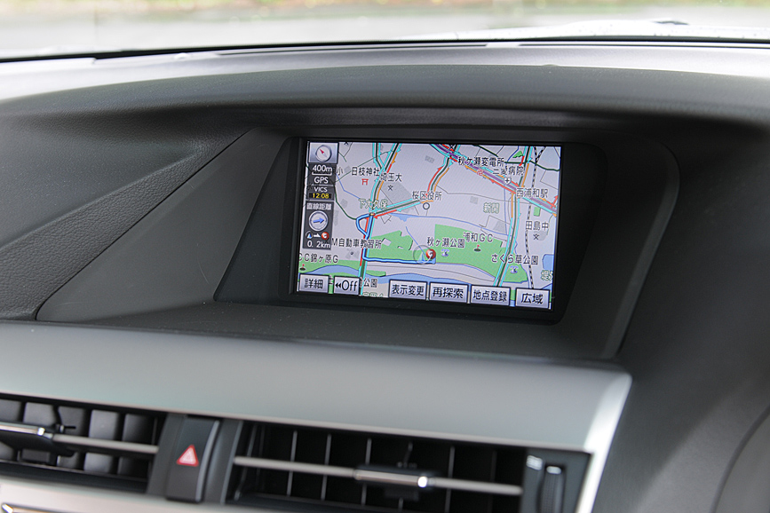 カーナビの表示は液晶モニターのほか、フロントウインドウーのヘッドアップディスプレイにも、速度と共にレーン情報や進行方向などが投影される