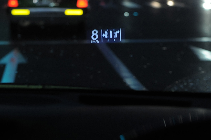 カーナビの表示は液晶モニターのほか、フロントウインドウーのヘッドアップディスプレイにも、速度と共にレーン情報や進行方向などが投影される