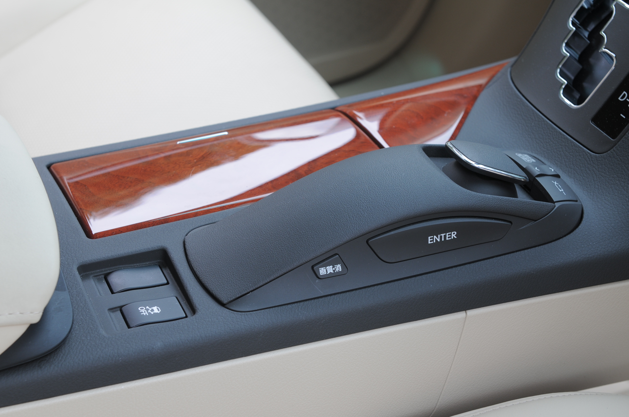 センターコンソールに備えたカーナビやオーディオなどを操作する「リモートタッチ」