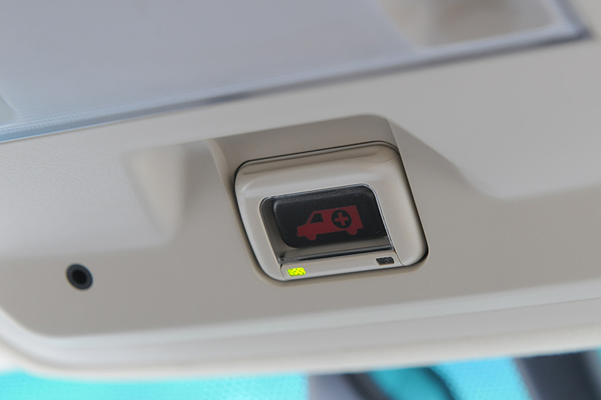 前席上部には、ルームランプやマップランプ、ムーンルーフ開閉スイッチに加え、緊急時に「ヘルプネットセンター」に通報できる「ヘルプネット」ボタンも備える