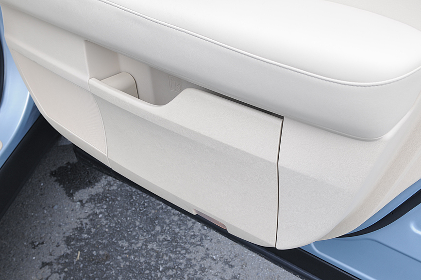 運転席ドア。下部には開閉可能で、ドリンクホルダーも内蔵した大型ポケットを備える