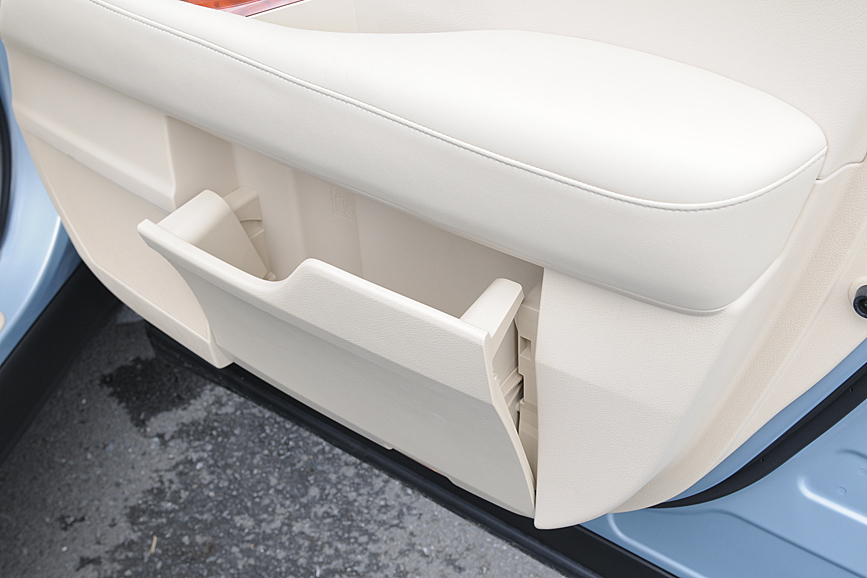 運転席ドア。下部には開閉可能で、ドリンクホルダーも内蔵した大型ポケットを備える