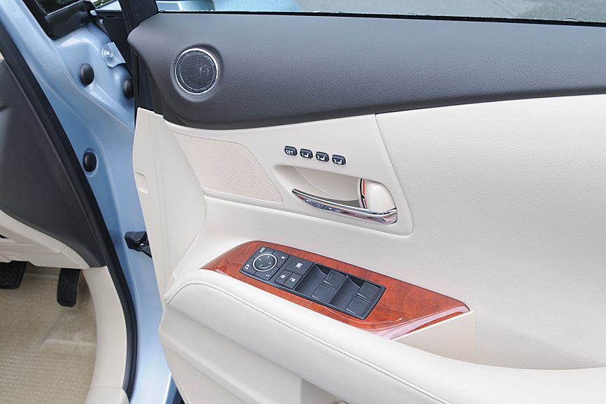 運転席、助手席はパワーシートを備え、それぞれ3人分のポジションを記憶するメモリー機能も備える