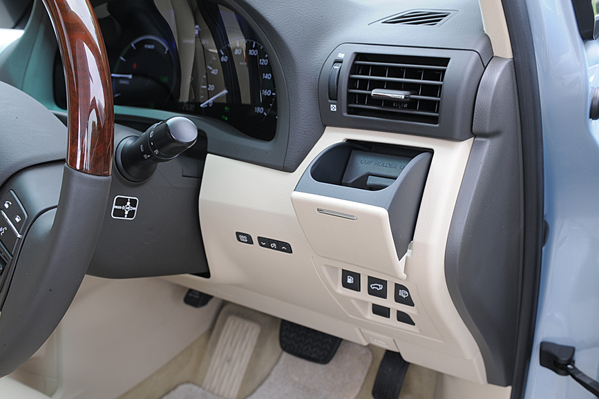 運転席右には収納式のドリンクホルダーを備えるほか、センターコンソールには縦に並んだ開閉式ドリンクホルダーが用意される