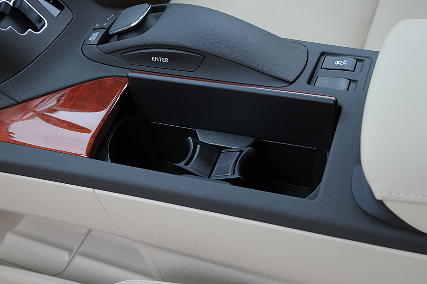 運転席右には収納式のドリンクホルダーを備えるほか、センターコンソールには縦に並んだ開閉式ドリンクホルダーが用意される