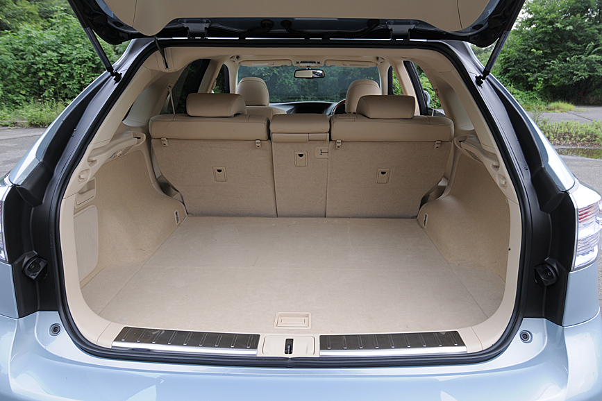 シートレイアウト。左右を分割して倒すほか、センターアームレストのみを倒すことも可能