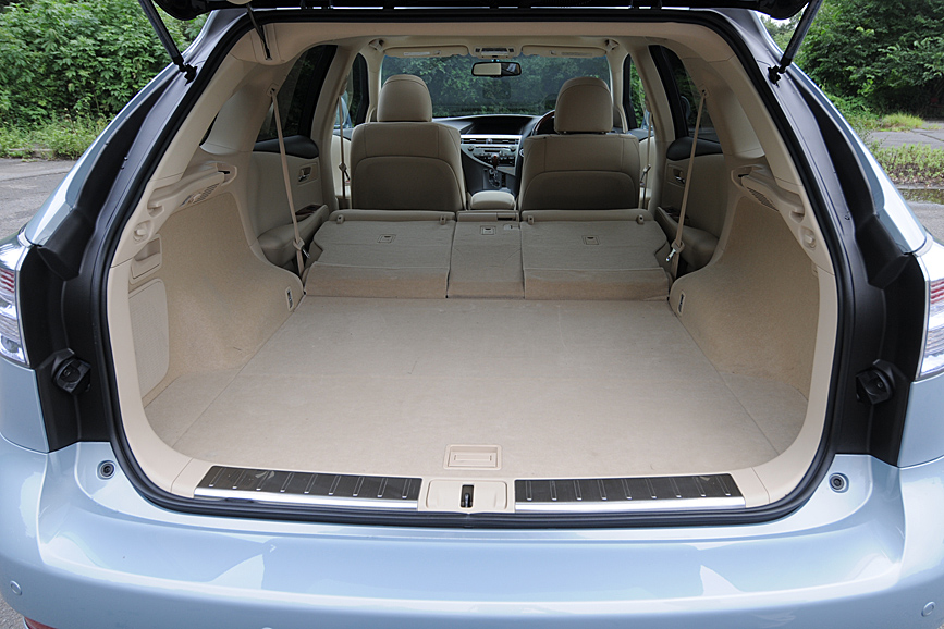 シートレイアウト。左右を分割して倒すほか、センターアームレストのみを倒すことも可能