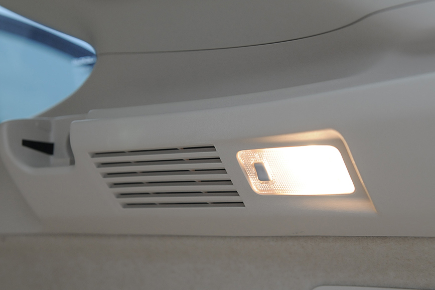 リアハッチ内には左右に照明が用意されるほか、左側にはシガーソケットも備える
