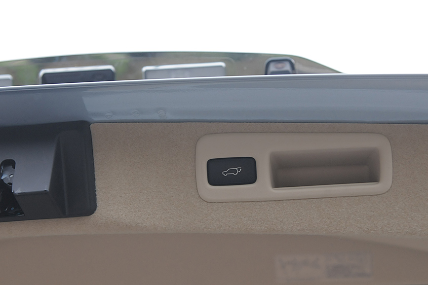 リアハッチ下部には電動クローズボタンが用意されるほか、運転席右下にもリアハッチ開閉ボタンが用意される