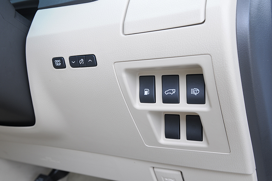 リアハッチ下部には電動クローズボタンが用意されるほか、運転席右下にもリアハッチ開閉ボタンが用意される