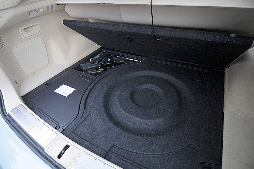 ラゲージスペース下にはスペアタイヤや工具類が収められている