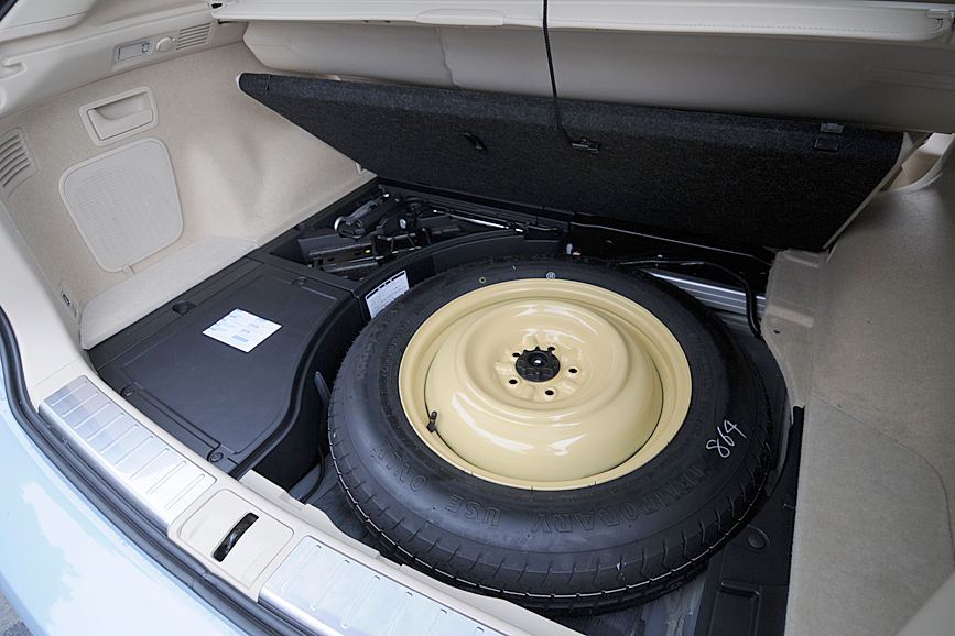 ラゲージスペース下にはスペアタイヤや工具類が収められている