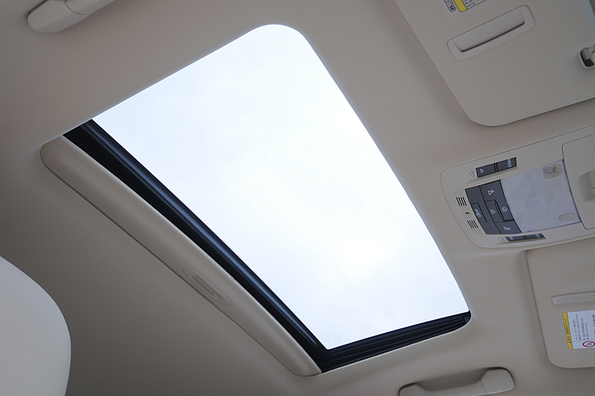 ムーンルーフのサンシェードは手動